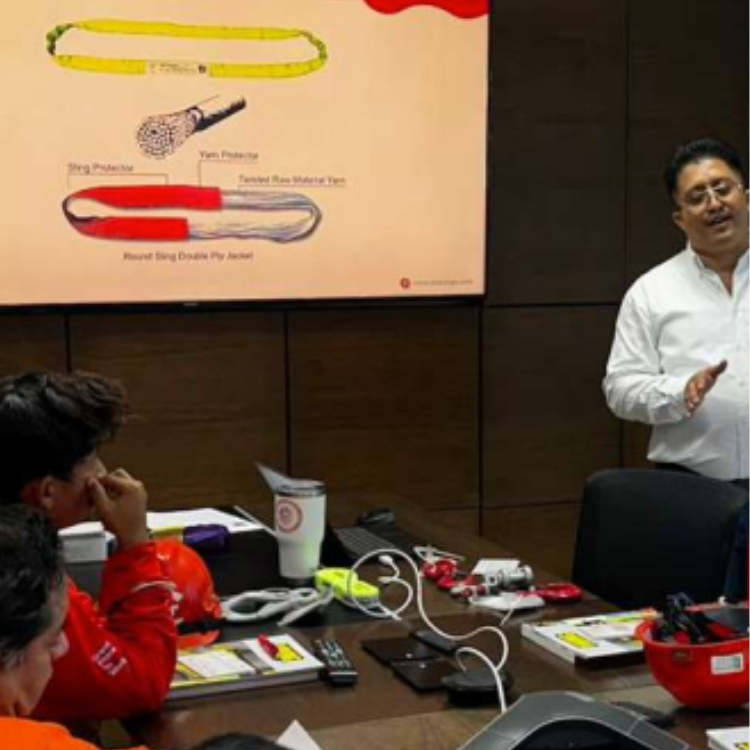 Instructor de Procarga impartiendo un curso sobre eslingas redondas