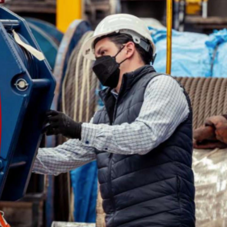 Técnico de Procarga inspeccionando equipo de izaje en planta